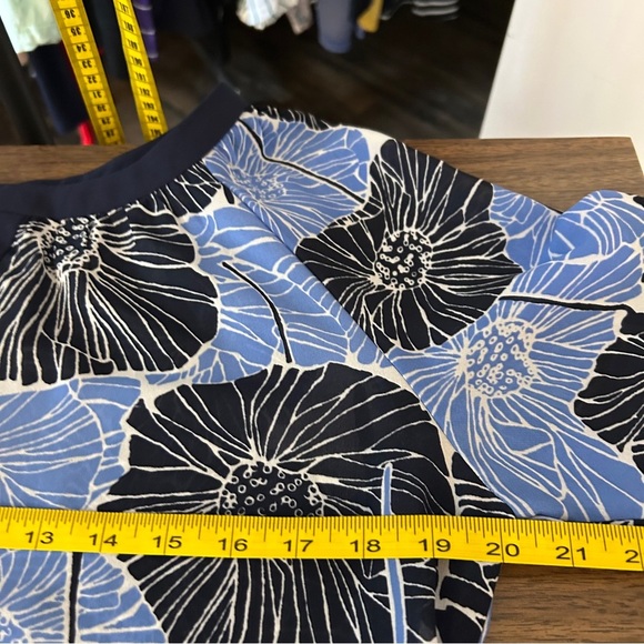 ❤️ Banana Republic Blue and Black Floral Blouse Size M - Picture 6 of 6